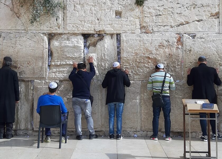 photo-1576429595853-cdf8d8d2787f